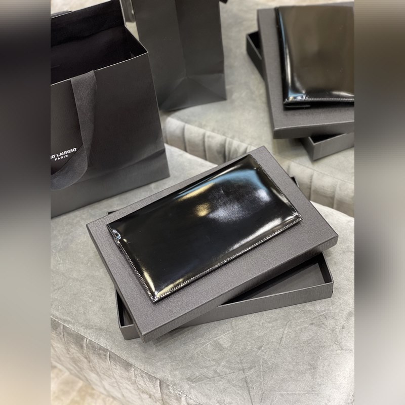 Uptown_新品手拿包 最經典的標志性金屬logo，意大利進口牛皮，簡約又不失