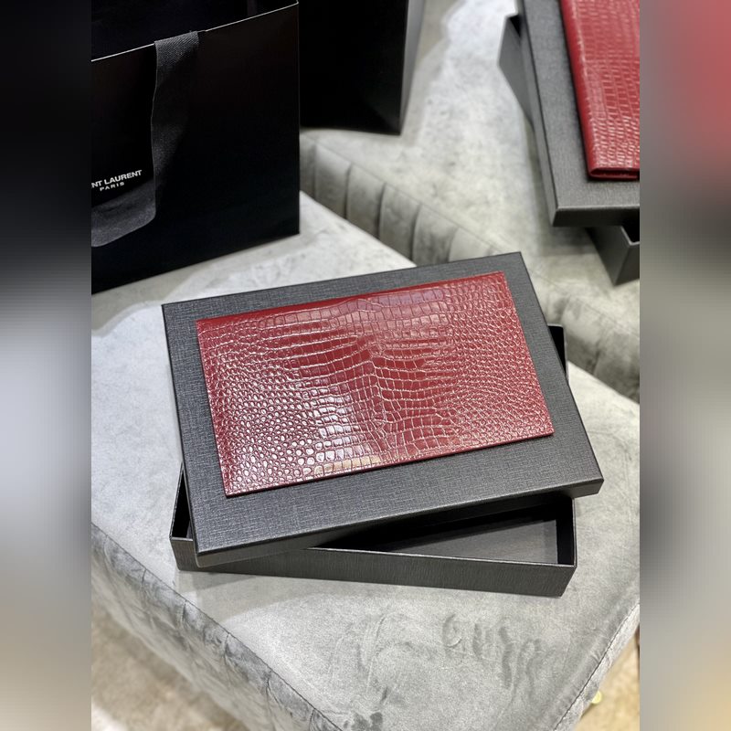 Uptown_新品手拿包 最經典的標志性金屬logo，意大利進口牛皮，簡約又不失