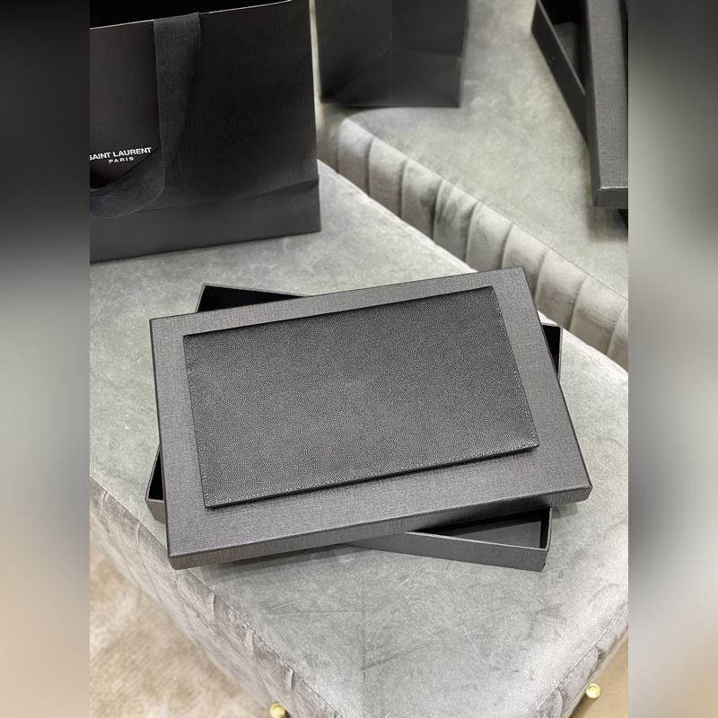 Uptown_新品手拿包 最經(jīng)典的標(biāo)志性金屬logo，意大利進(jìn)口牛皮，簡約又不失