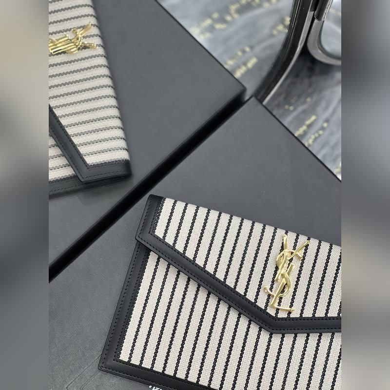 Uptown_新品手拿包 最經典的標志性金屬logo，意大利進口牛皮，簡約又不失