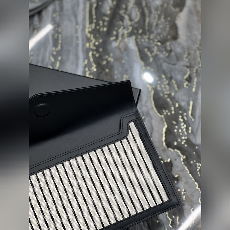 Uptown_新品手拿包 最經典的標志性金屬logo，意大利進口牛皮，簡約又不失