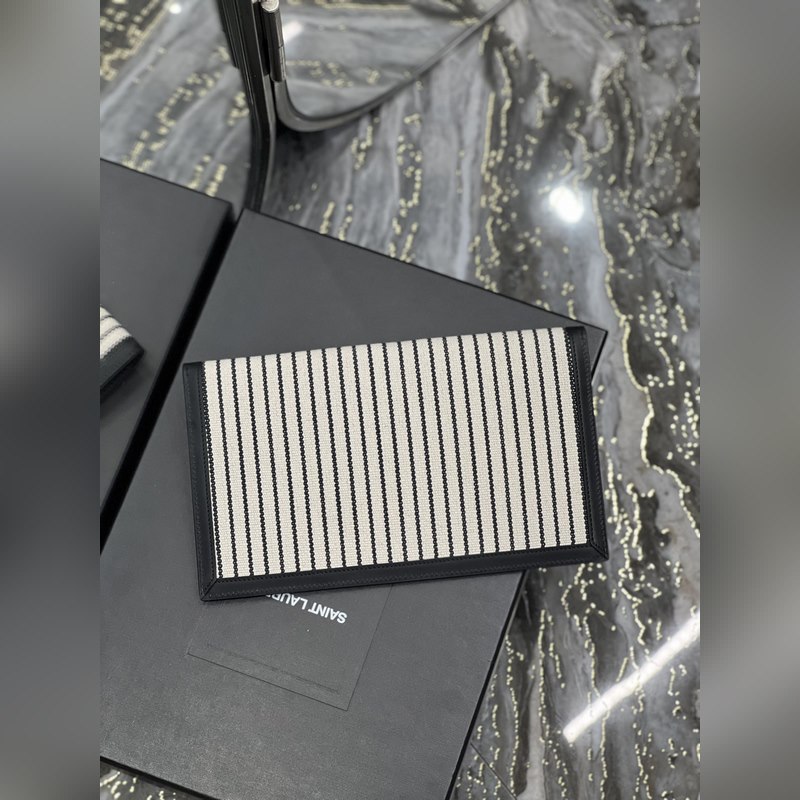 Uptown_新品手拿包 最經典的標志性金屬logo，意大利進口牛皮，簡約又不失