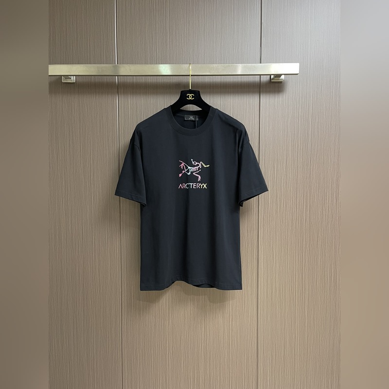 整套ARCTERYX 始祖鳥2026ss新款圓領T恤短褲套裝，經(jīng)典logo標識印