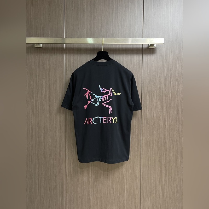 整套ARCTERYX 始祖鳥2026ss新款圓領T恤短褲套裝，經(jīng)典logo標識印