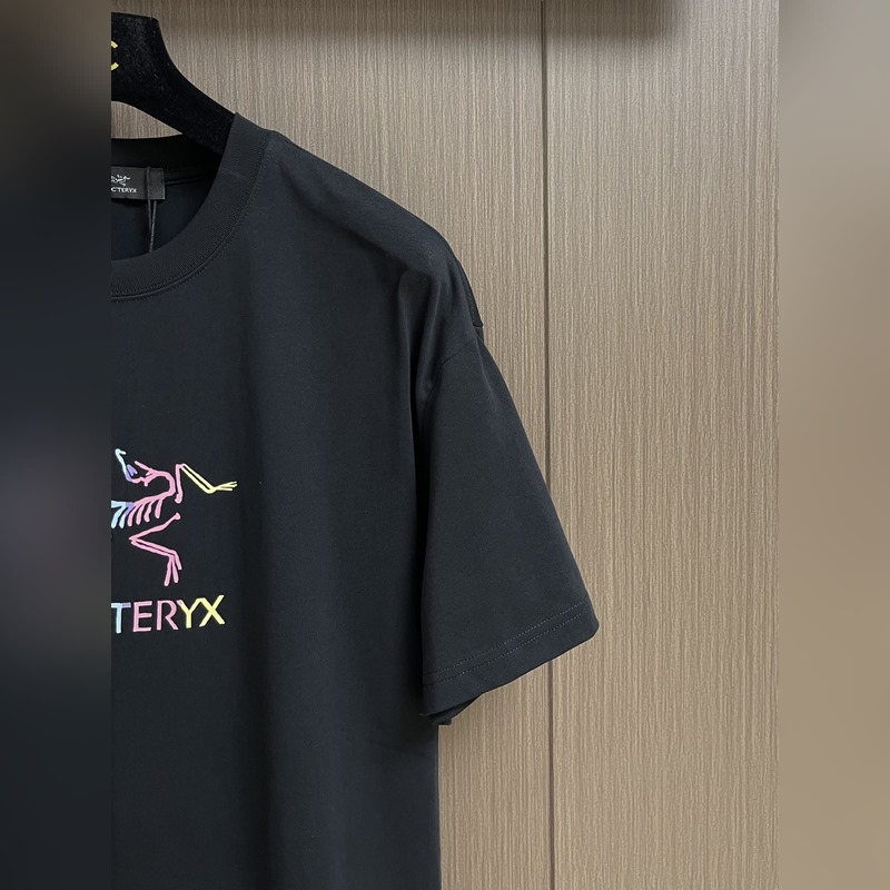 整套ARCTERYX 始祖鳥2026ss新款圓領T恤短褲套裝，經(jīng)典logo標識印
