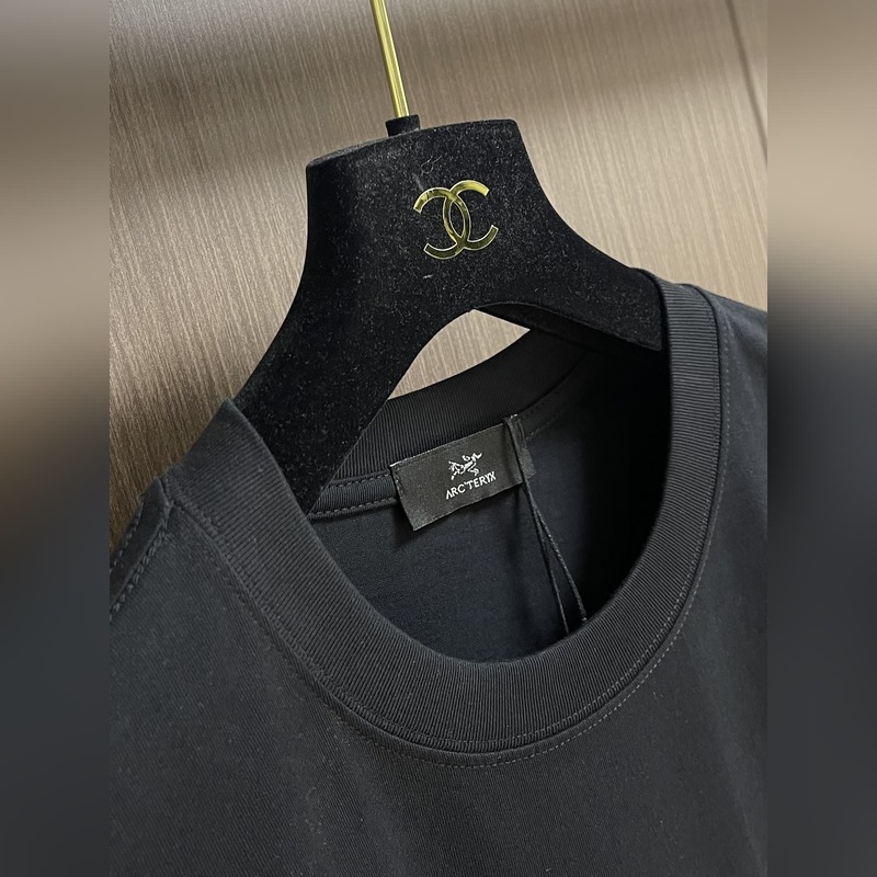 整套ARCTERYX 始祖鳥2026ss新款圓領T恤短褲套裝，經(jīng)典logo標識印