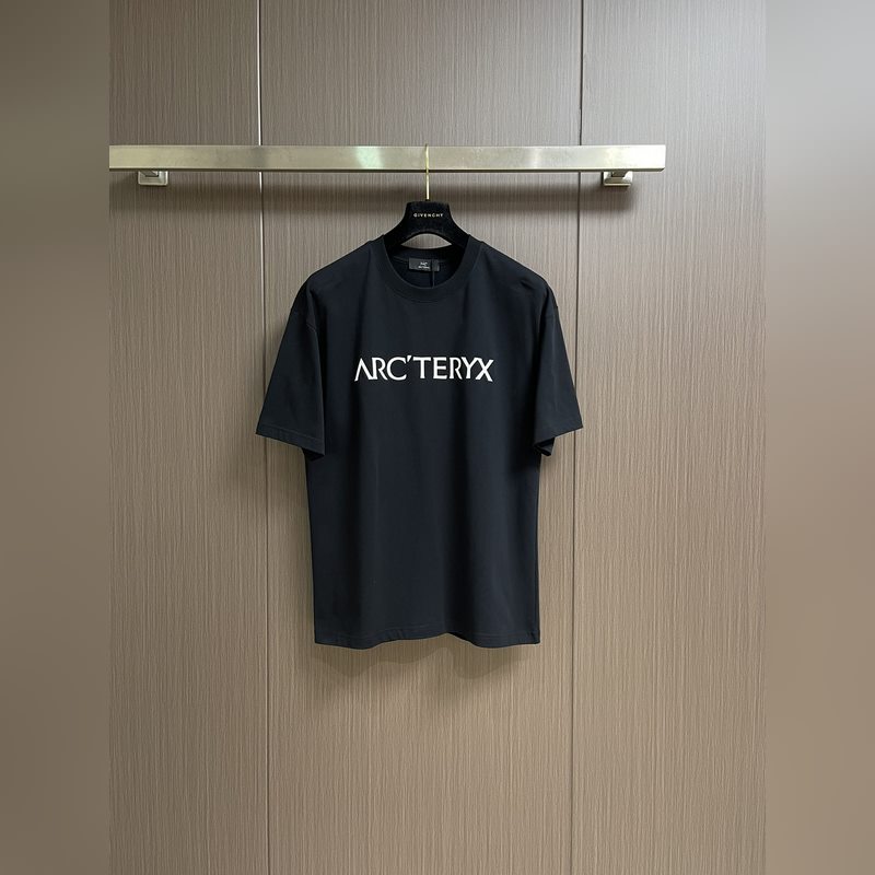 整套ARCTERYX 始祖鳥2026ss新款圓領(lǐng)T恤短褲套裝，經(jīng)典logo標(biāo)識(shí)印