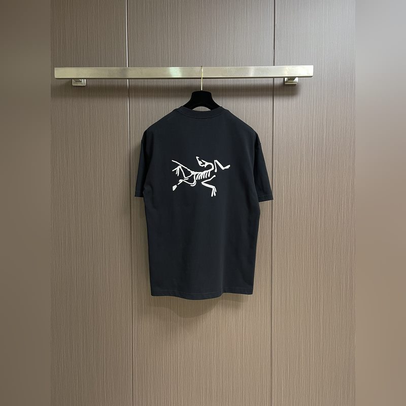 整套ARCTERYX 始祖鳥2026ss新款圓領(lǐng)T恤短褲套裝，經(jīng)典logo標(biāo)識(shí)印