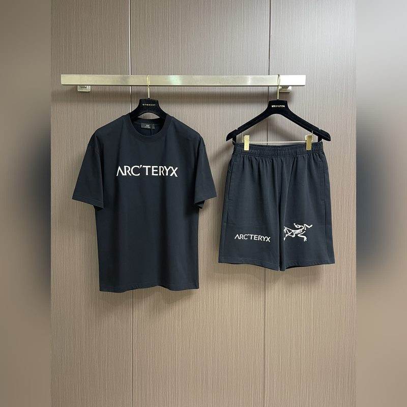 整套ARCTERYX 始祖鳥2026ss新款圓領(lǐng)T恤短褲套裝，經(jīng)典logo標(biāo)識(shí)印