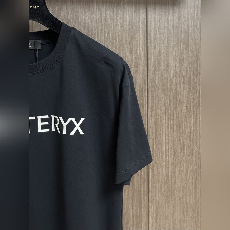 整套ARCTERYX 始祖鳥2026ss新款圓領(lǐng)T恤短褲套裝，經(jīng)典logo標(biāo)識(shí)印