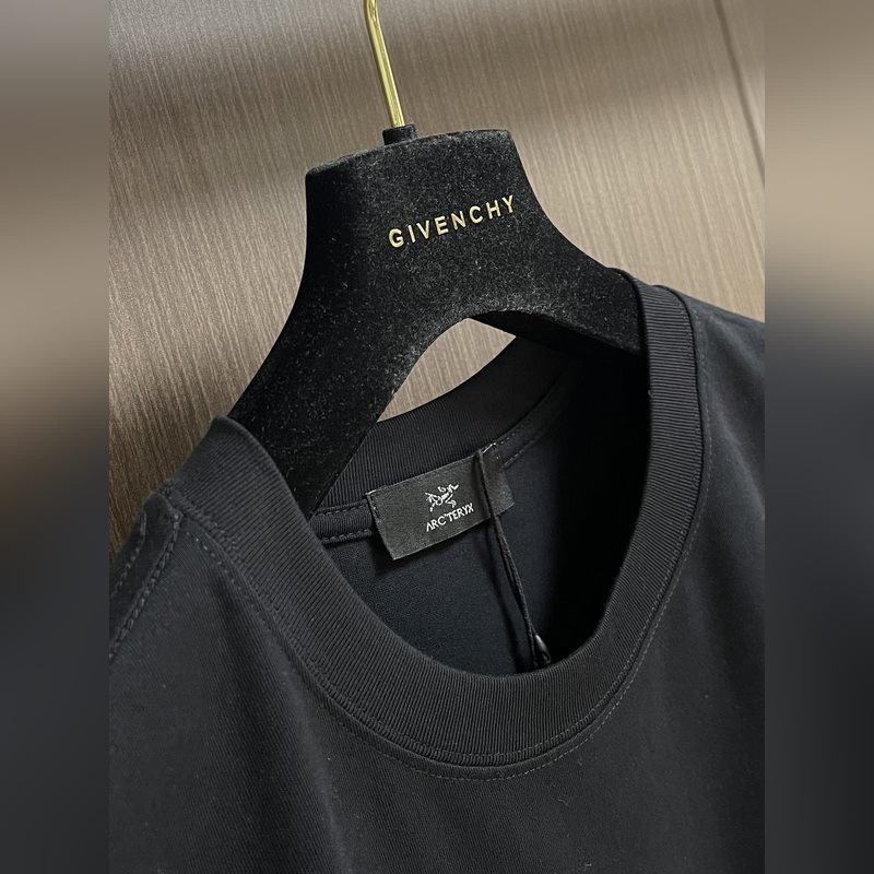 整套ARCTERYX 始祖鳥2026ss新款圓領(lǐng)T恤短褲套裝，經(jīng)典logo標(biāo)識(shí)印