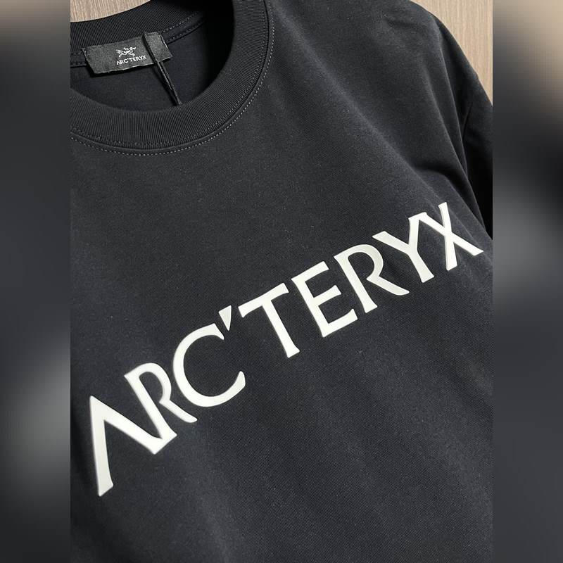 整套ARCTERYX 始祖鳥2026ss新款圓領(lǐng)T恤短褲套裝，經(jīng)典logo標(biāo)識(shí)印