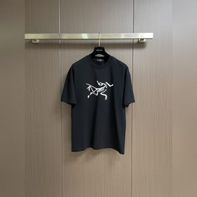 Arcteryx始祖鳥 2026SS 胸前印花短袖T恤 采用60支雙股，270g