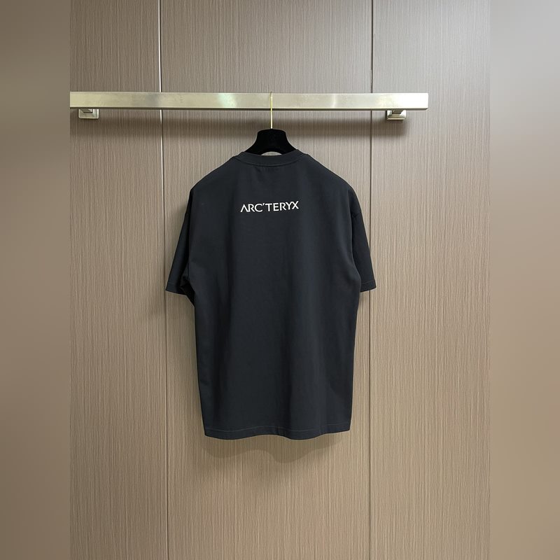 Arcteryx始祖鳥 2026SS 胸前印花短袖T恤 采用60支雙股，270g