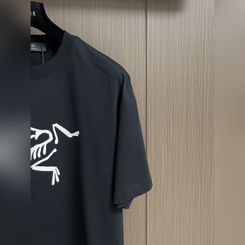 Arcteryx始祖鳥 2026SS 胸前印花短袖T恤 采用60支雙股，270g