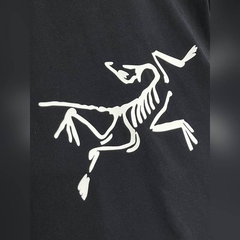 Arcteryx始祖鳥 2026SS 胸前印花短袖T恤 采用60支雙股，270g