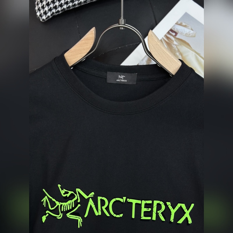 Arcteryx始祖鳥2026早秋新款男女同情侶款 休閑寬松棉質(zhì)圓領(lǐng)長袖T恤衫！