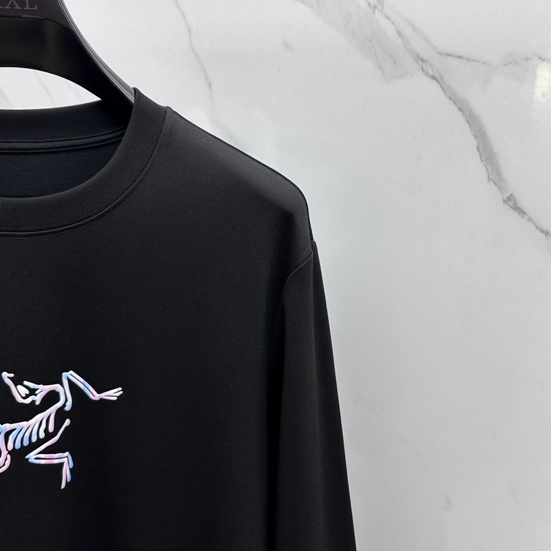 ARCTERYX始祖鳥 2026SS秋季新款男士圓領長袖 T 恤，以當季色調傳遞