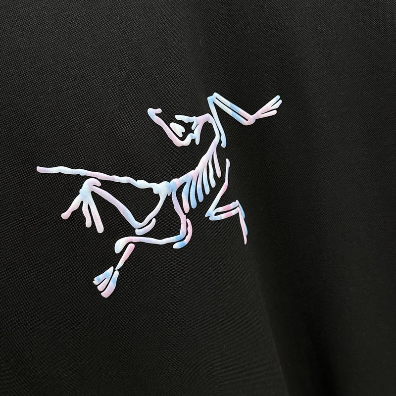 ARCTERYX始祖鳥 2026SS秋季新款男士圓領長袖 T 恤，以當季色調傳遞