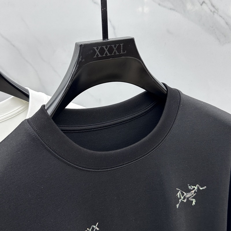 ARCTERYX始祖鳥 2026SS秋季新款男士圓領(lǐng)長(zhǎng)袖 T 恤，以當(dāng)季色調(diào)傳遞