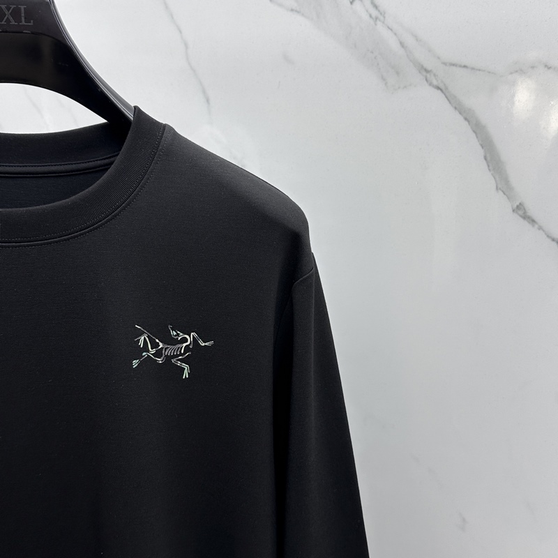 ARCTERYX始祖鳥 2026SS秋季新款男士圓領(lǐng)長(zhǎng)袖 T 恤，以當(dāng)季色調(diào)傳遞