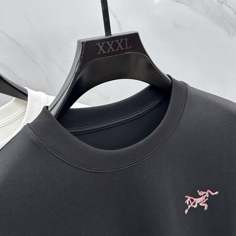 ARCTERYX始祖鳥 2026SS秋季新款男士圓領長袖 T 恤，以當季色調傳遞