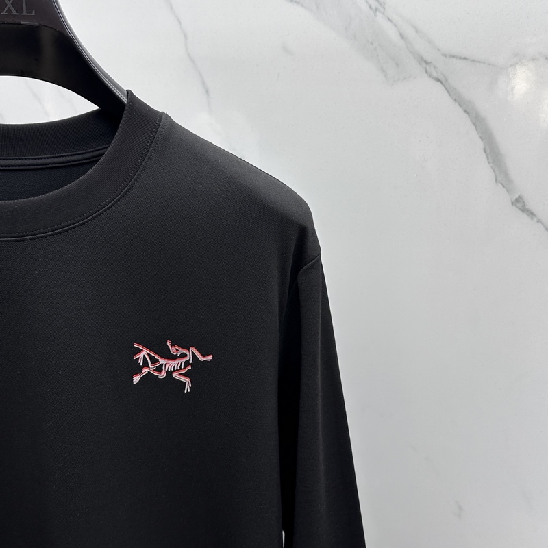 ARCTERYX始祖鳥 2026SS秋季新款男士圓領長袖 T 恤，以當季色調傳遞