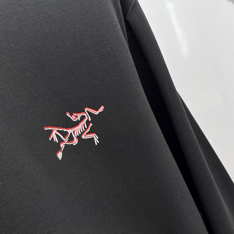 ARCTERYX始祖鳥 2026SS秋季新款男士圓領長袖 T 恤，以當季色調傳遞