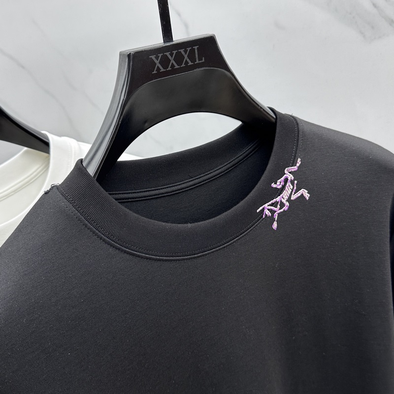 ARCTERYX始祖鳥 2026SS秋季新款男士圓領(lǐng)長袖 T 恤，以當季色調(diào)傳遞