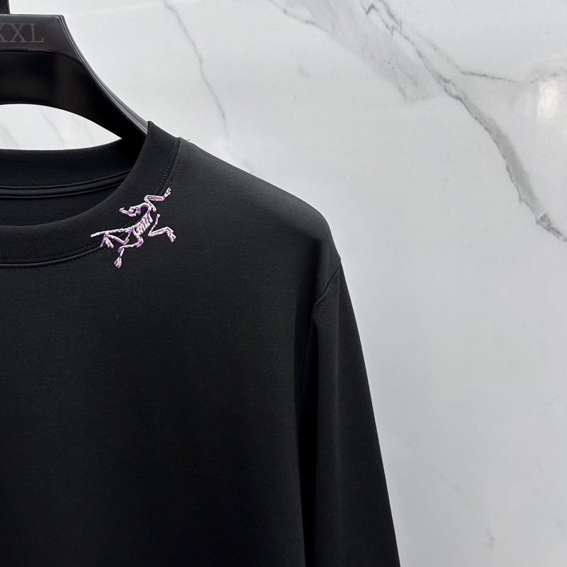 ARCTERYX始祖鳥 2026SS秋季新款男士圓領(lǐng)長袖 T 恤，以當季色調(diào)傳遞