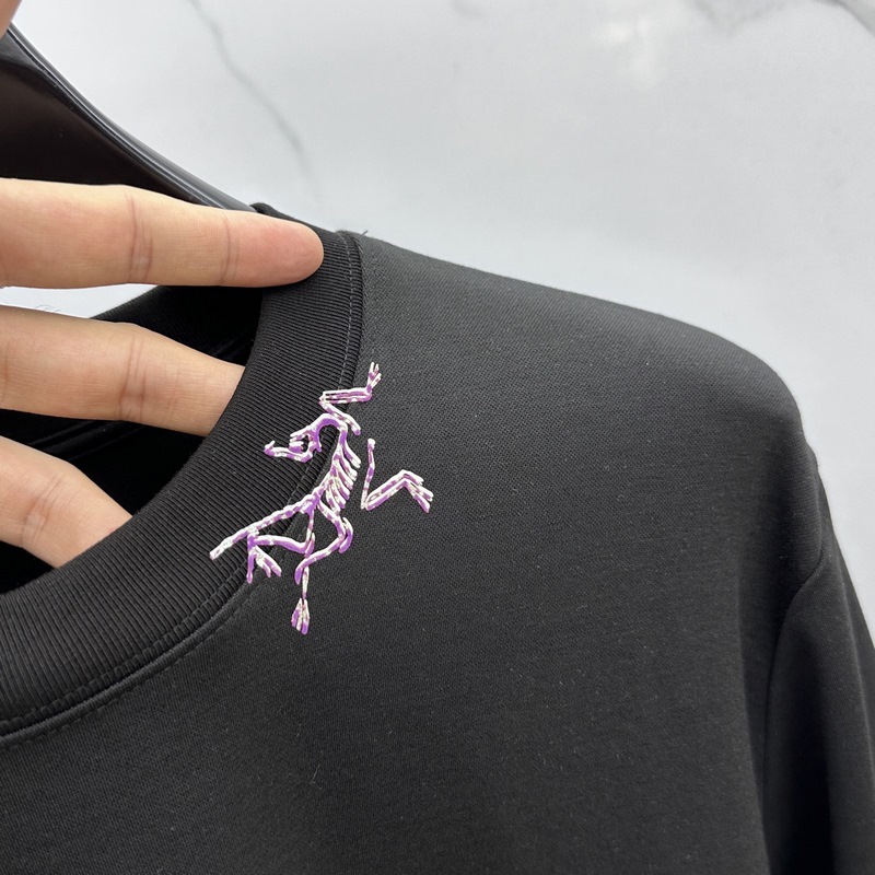 ARCTERYX始祖鳥 2026SS秋季新款男士圓領(lǐng)長袖 T 恤，以當季色調(diào)傳遞