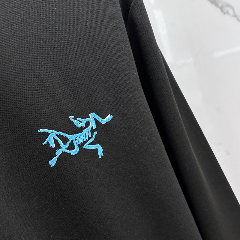 ARCTERYX始祖鳥 2026SS秋季新款棉質長袖 T 恤，以當季色調傳遞典雅