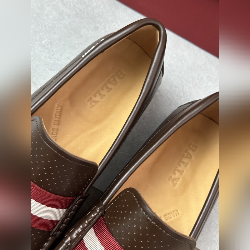 Bally，巴利 新款男士一腳蹬低幫休閑鞋豆豆鞋 采用沖孔小牛皮鞋面 皮質手感超