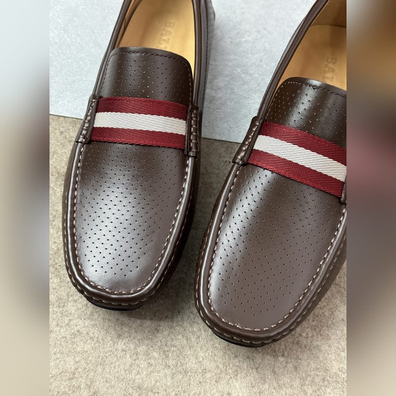 Bally，巴利 新款男士一腳蹬低幫休閑鞋豆豆鞋 采用沖孔小牛皮鞋面 皮質手感超