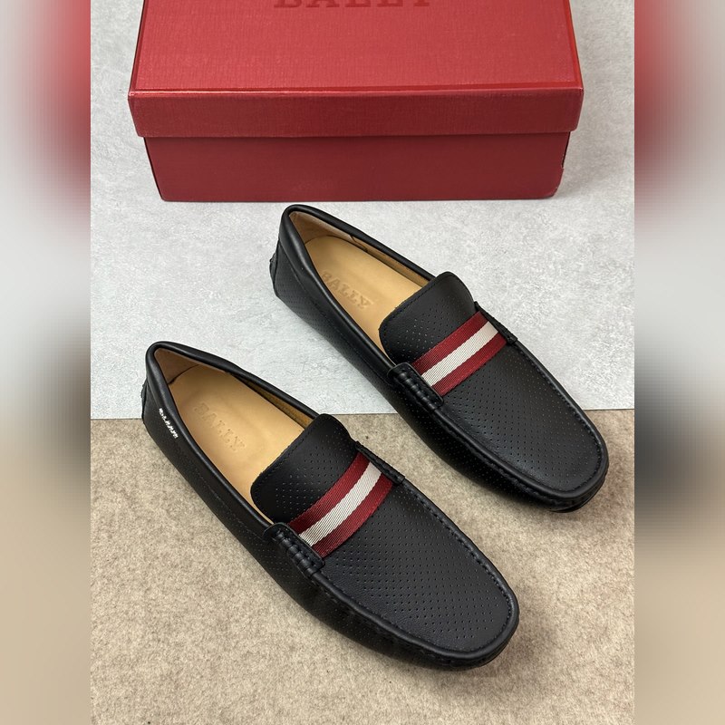 Bally，巴利 新款男士一腳蹬低幫休閑鞋豆豆鞋 采用沖孔小牛皮鞋面 皮質手感超