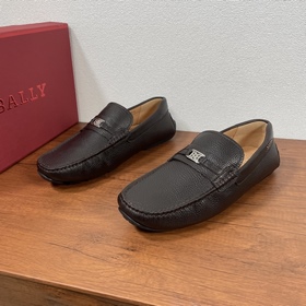 Bally，巴利 新款男士一腳蹬樂福鞋豆豆鞋 這款樂福鞋采用荔枝紋小牛皮鞋面，皮