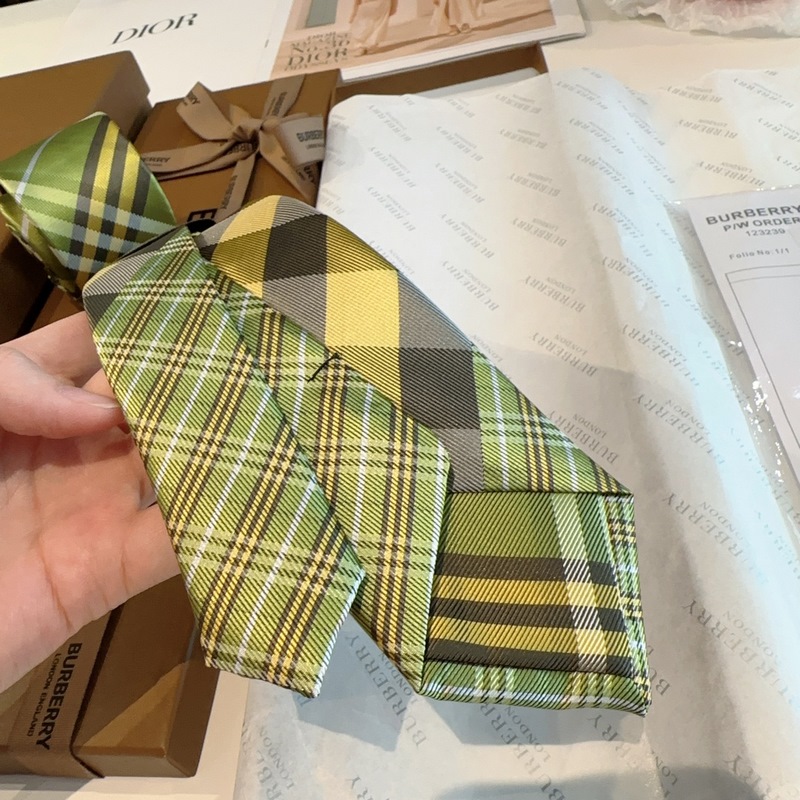 專櫃同步領帶出貨啦 Burberry[博柏利領帶] ，稀有 展現精湛手工與時尚優