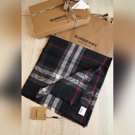 [tb金線(xiàn) 百搭時(shí)尚又充滿(mǎn)高端氣息~Burberry新款金屬感專(zhuān)屬標(biāo)志格紋圍巾！