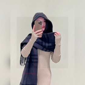 [配送絲巾扣]爆款 巴寶莉[B連帽格紋圍巾]各種好看，被譽(yù)為Burberry今年