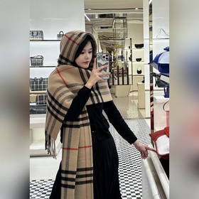 [配送絲巾扣]爆款 巴寶莉[B連帽格紋圍巾]各種好看，被譽(yù)為Burberry今年