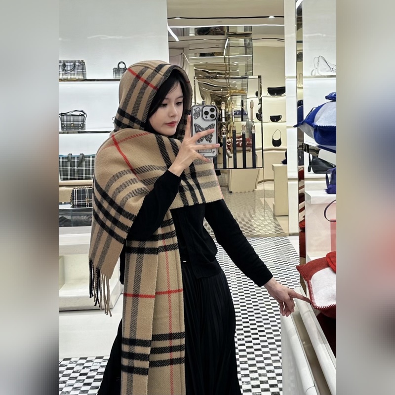 [配送絲巾扣]爆款 巴寶莉[B連帽格紋圍巾]各種好看，被譽(yù)為Burberry今年