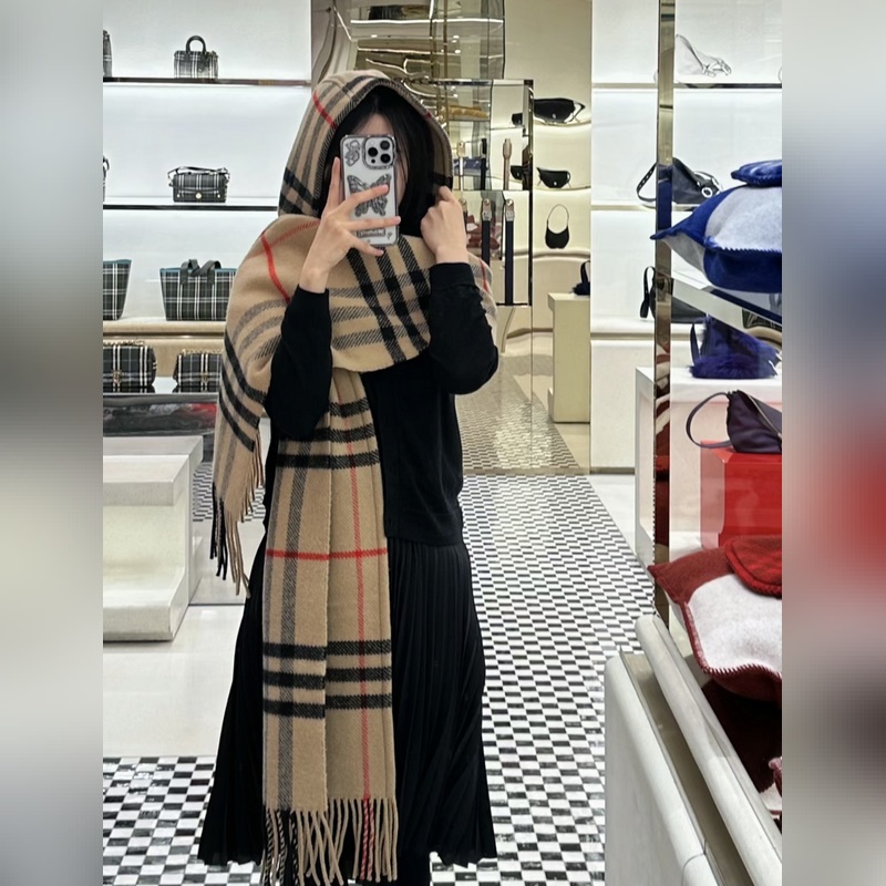 [配送絲巾扣]爆款 巴寶莉[B連帽格紋圍巾]各種好看，被譽(yù)為Burberry今年