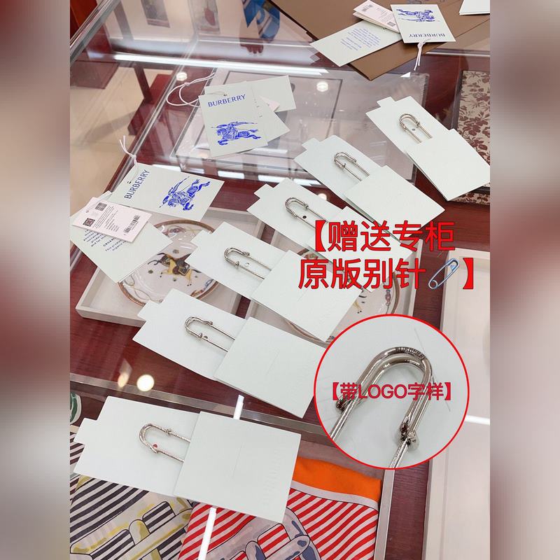 [配送絲巾扣]爆款 巴寶莉[B連帽格紋圍巾]各種好看，被譽(yù)為Burberry今年