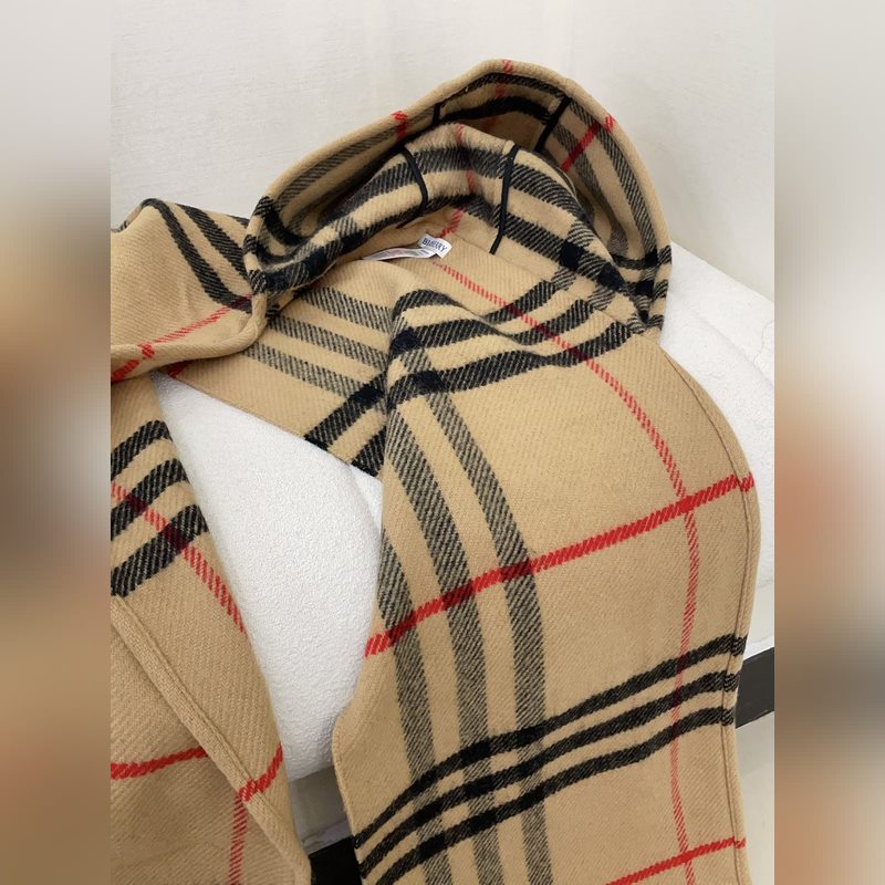 [配送絲巾扣]爆款 巴寶莉[B連帽格紋圍巾]各種好看，被譽(yù)為Burberry今年