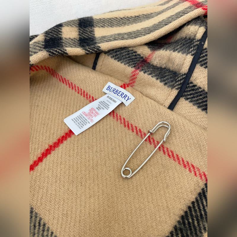 [配送絲巾扣]爆款 巴寶莉[B連帽格紋圍巾]各種好看，被譽(yù)為Burberry今年