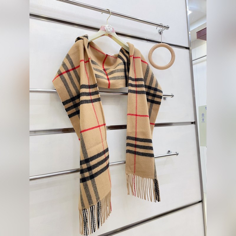[配送絲巾扣]爆款 巴寶莉[B連帽格紋圍巾]各種好看，被譽(yù)為Burberry今年