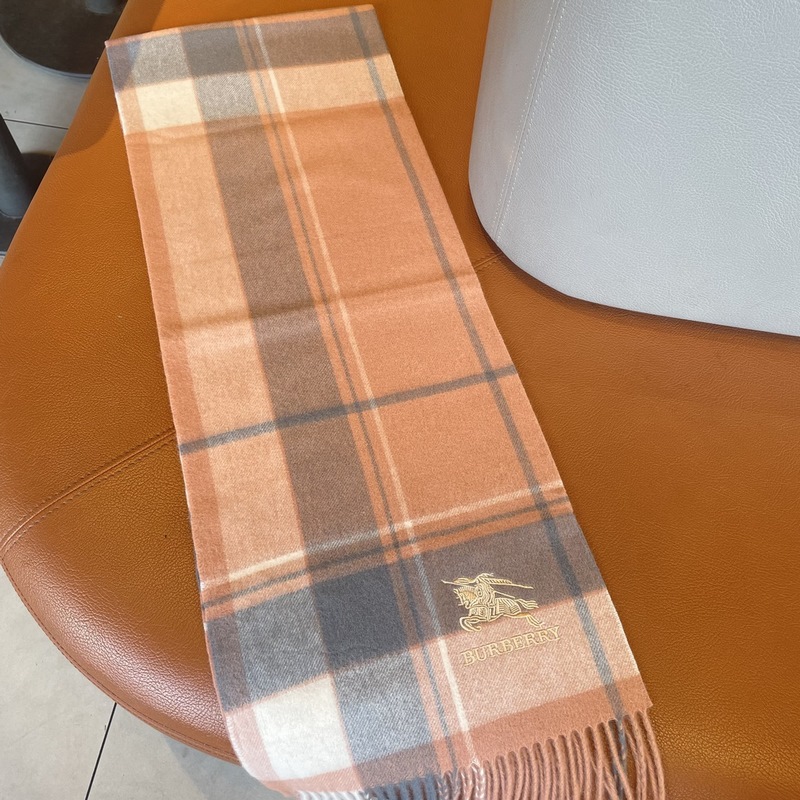 Burberry ·巴寶莉出口訂單尾貨 說(shuō)實(shí)話(huà)，設(shè)計(jì)非常簡(jiǎn)單，但那經(jīng)典刺繡戰(zhàn)馬的