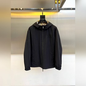 Burberry 巴寶莉2026秋冬新品巴寶莉[雙面穿]連帽夾克，以創新雙面設計