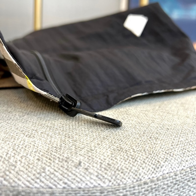 Burberry 巴寶莉2026秋冬新品巴寶莉[雙面穿]連帽夾克，以創新雙面設計