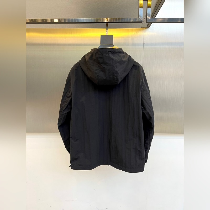 Burberry 巴寶莉2026秋冬新品巴寶莉[雙面穿]連帽夾克，以創新雙面設計